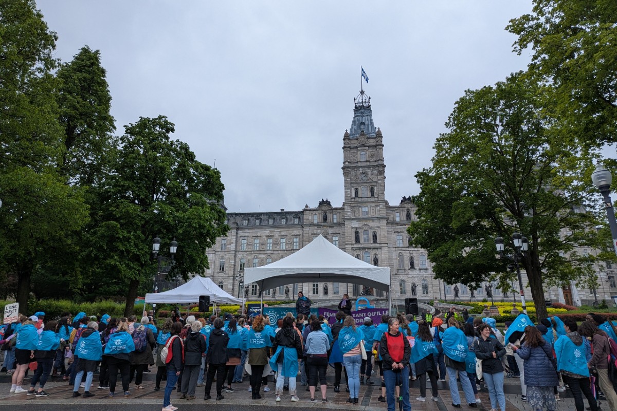20250610_assnat Lors de l'ouverture du congrès de L'R le 10 juin 2025, militantes et travailleuses des centres de femmes se sont rassemblées devant l'Assemblée nationale.