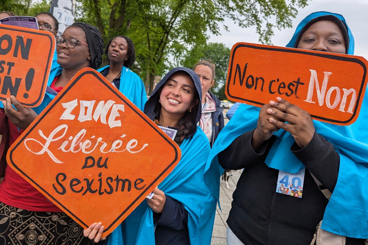 20250610_non Lors de l'ouverture du congrès de L'R le 10 juin 2025, militantes et travailleuses des centres de femmes se sont rassemblées devant l'Assemblée nationale.